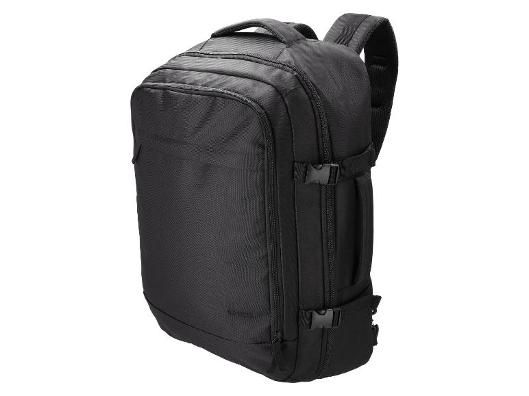 Černý batoh s několika kapsami na zip a nastavitelnými popruhy.