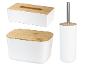 Bílý držák na kapesníky, chlebník a toaletní kartáč s bambusovým víkem.