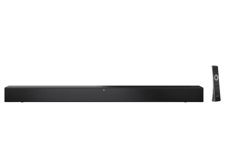 Černý soundbar s dálkovým ovládáním na bílém pozadí.