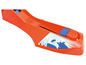 Oranžová dráha Hot Wheels s modrým tlačítkem.