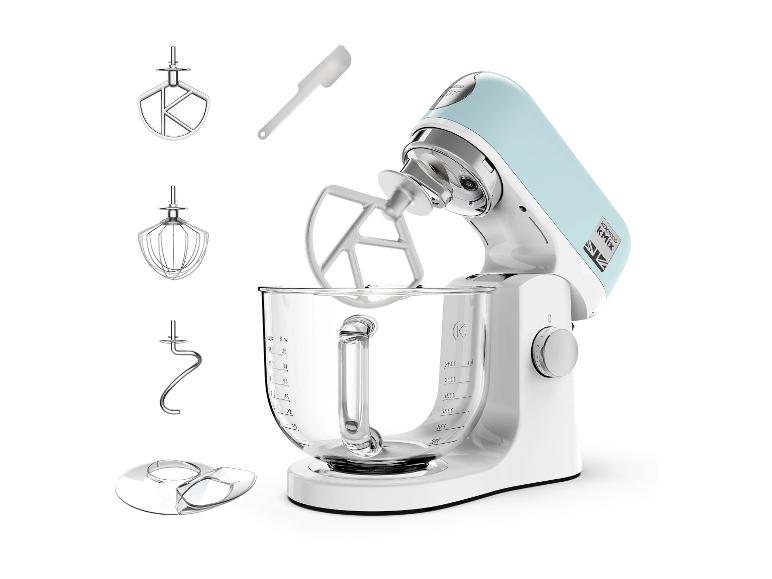 Modrobílý kuchyňský robot se skleněnou mísou, plochým šlehačem, metlou, hnětacím hákem a stěrkou.