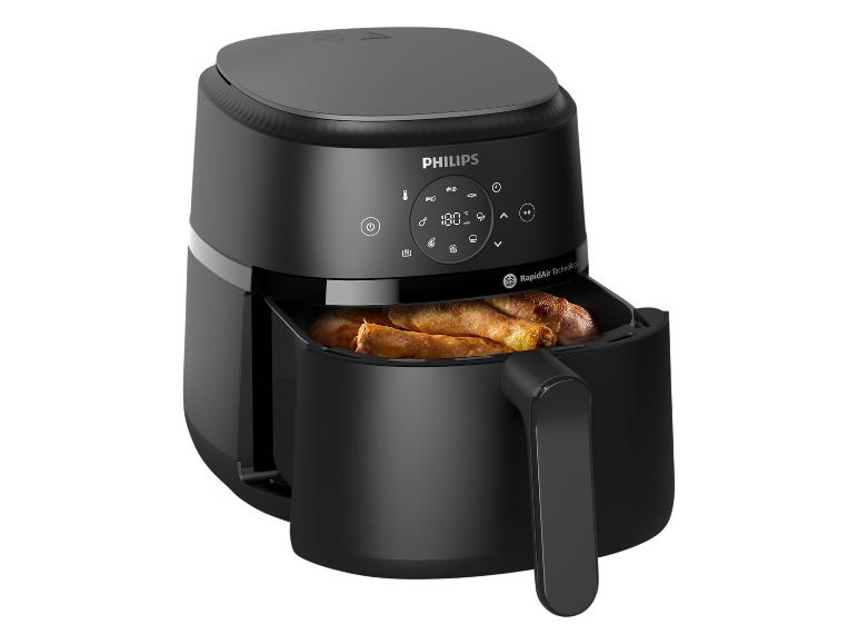 Černá horkovzdušná fritéza s digitálním displejem zobrazujícím 180°C a kousky kuřete v koši.