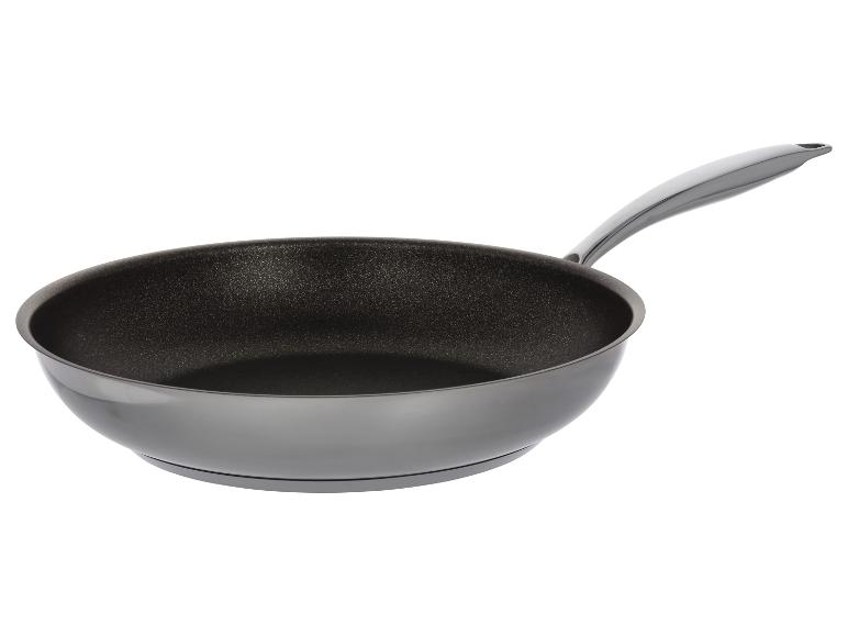 Černá nepřilnavá pánev s rukojetí
