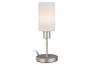 Moderní stolní lampa s bílým skleněným stínítkem a kovovou základnou.