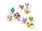 Kolekce barevných figurek Littlest Pet Shop, včetně ptáka, kočky, psa a dalších zvířat.