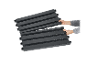 Montáž černých modulových panelů na terasu nebo balkon.