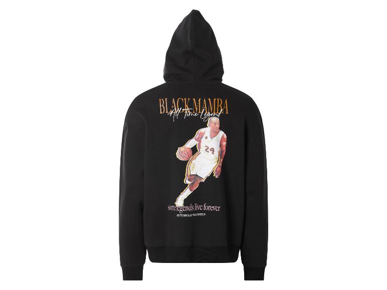 Černá mikina s kapucí s basketbalistou a textem „BLACK MAMBA All Time Legend“
