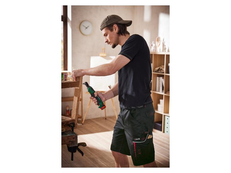 Muž používá šroubovák Parkside na sestavení dřevěného nábytku.