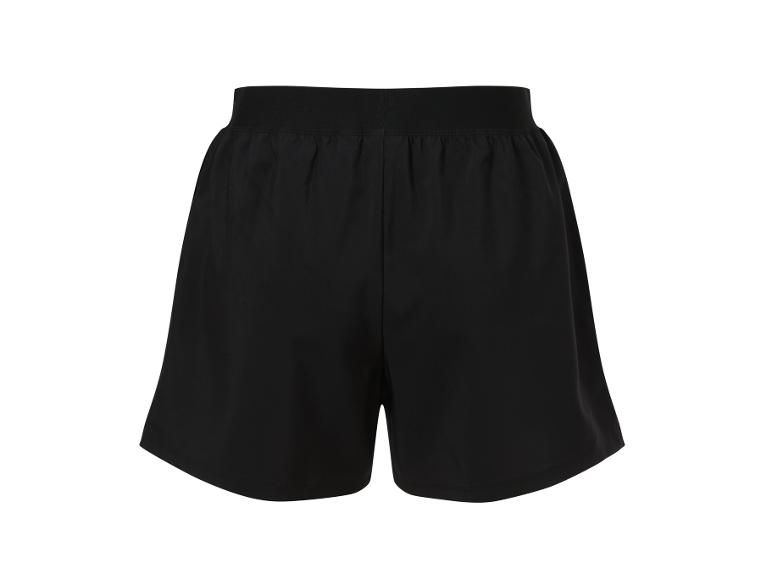 Černé sportovní šortky.