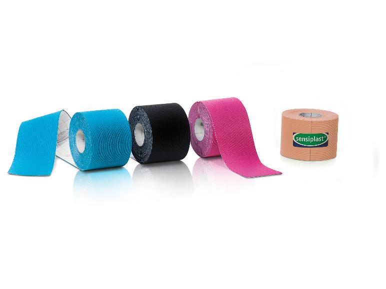Role kineziologické pásky Sensiplast v modré, černé, růžové a béžové barvě.