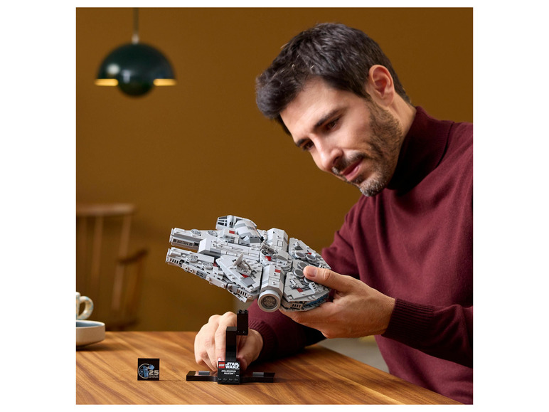 Muž drží LEGO Star Wars Millennium Falcon.