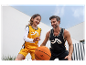 Otec a dcera hrají basketbal s míčem Crivit.