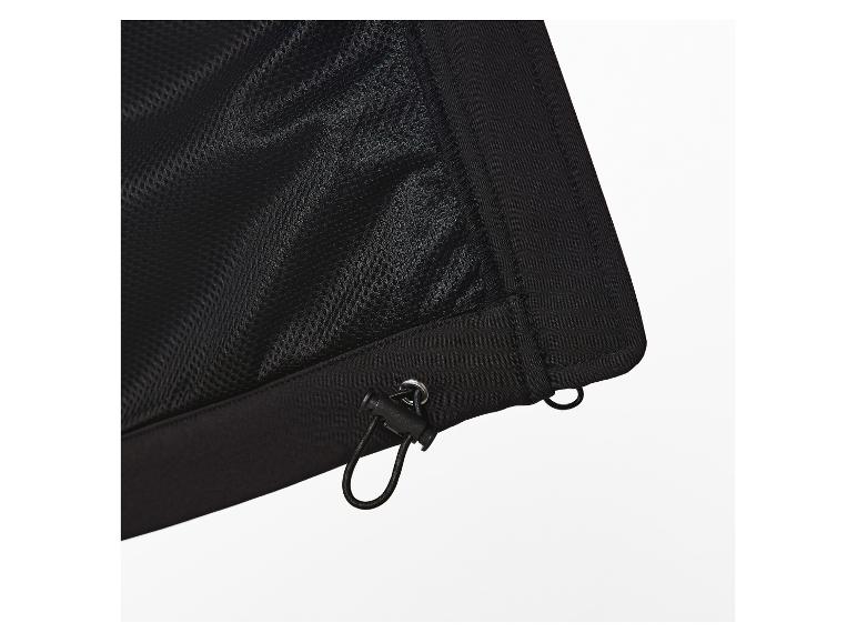 Detail černé síťované látky se stahovací šňůrkou a zarážkou.