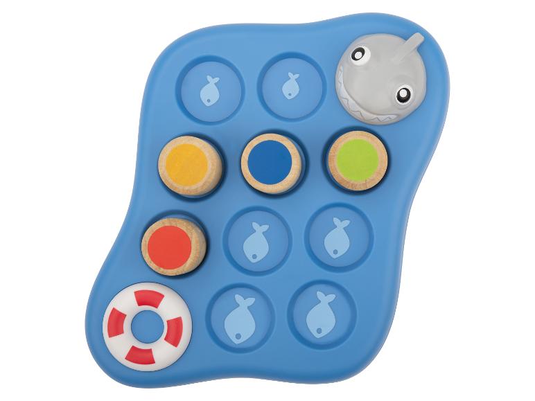 Modrá rybářská hračka s barevnými dílky a figurkou žraloka