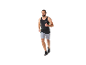 Muž běžící v tílku a sportovních šortkách.