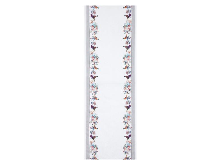 Dlouhý ubrus s bažanty a květinami.