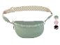 Zelená bederní taška s pruhovaným popruhem.