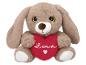 Hnědý plyšový pes s dlouhýma ušima držící červené srdce s vyšitým nápisem „Love“