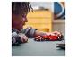 Dítě si hraje s LEGO Ferrari formulí 1.