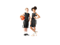 Dvě děti s basketbalovým míčem v černých basketbalových dresech.