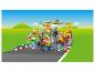 Sada LEGO Mario Kart s postavičkami a vozidly na závodní dráze.