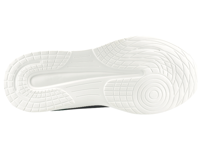 Bílé podrážky sportovní obuvi s texturovanými detaily.