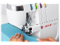 Overlock Singer SE017 v akci, šije modrou látku.