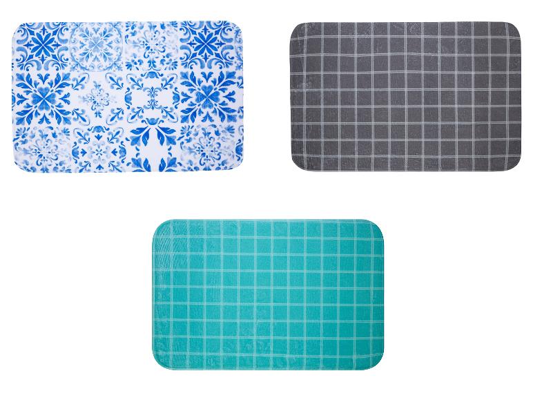 Tři koupelnové koberce: modré vzory ve stylu azulejos, šedá a tyrkysová kostka.