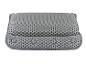 Texturovaný šedý vanový polštář pro větší pohodlí.