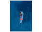 Osoby stojící na modrém paddleboardu Red Paddle Co. v moři.