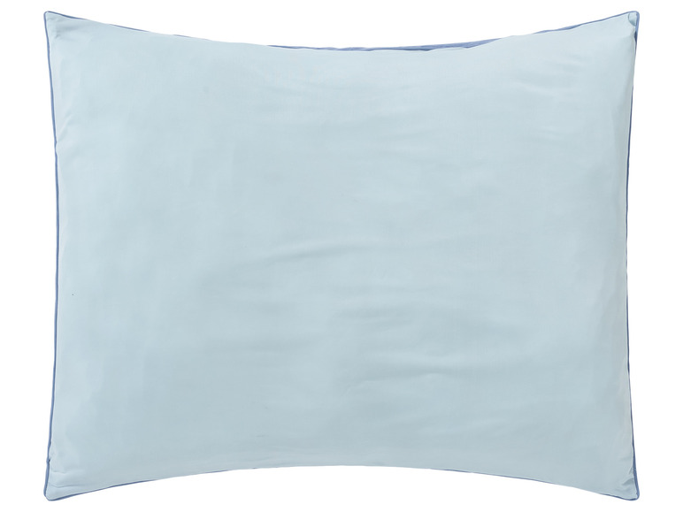 Světle modrý polštář s tmavě modrým okrajem.