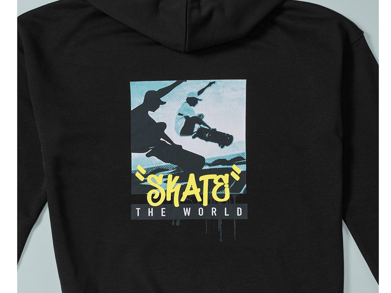 Černá mikina s kapucí s potiskem skateboardistu a textem 'Skate the World'.