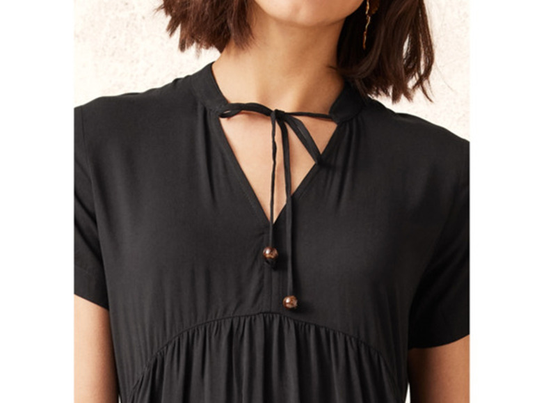 Černé šaty s mašlí a dřevěnými knoflíky.