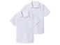 Dvě bílé krátké košile pro děti.