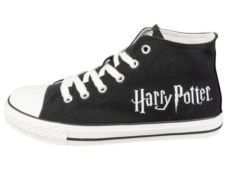 Černé tenisky Harry Potter s bílými tkaničkama.