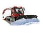 Červený sněžný rolba PistenBully 600 se sněžnou radlicí a navijákem, na sněhu.