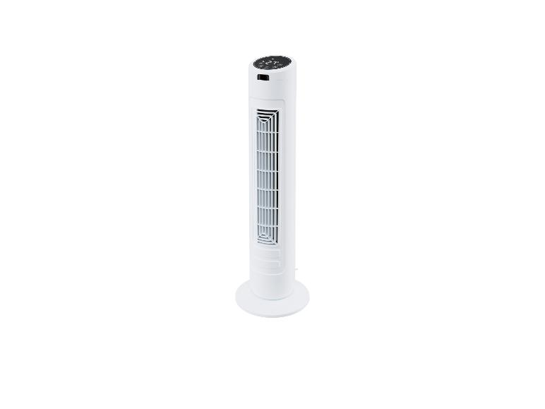 Bílý věžový ventilátor s digitálním displejem.