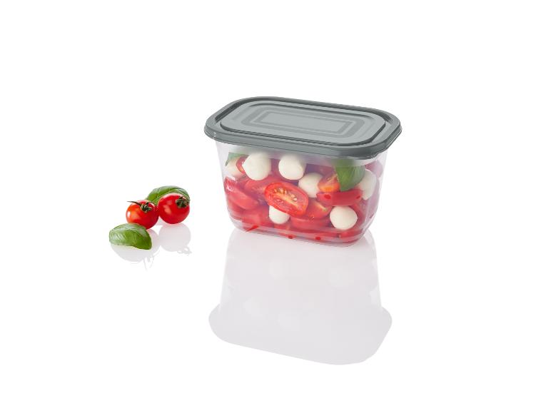 Caprese salát v průhledné nádobě se šedým víčkem.