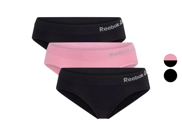 Tři páry dámských kalhotek Reebok: dvoje černé a jedny růžové.