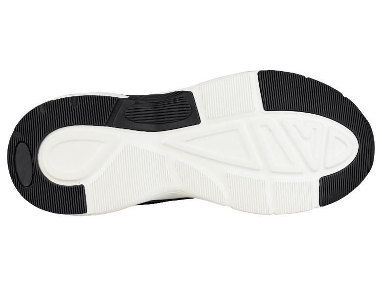 Černobílá podrážka sportovní obuvi s texturovaným úchopem