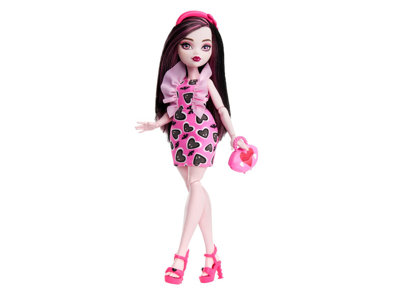 Růžová panenka Monster High v šatech se srdíčky a růžovou kabelkou.