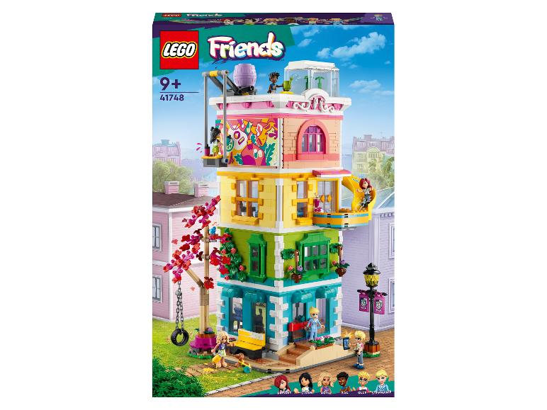 Stavebnice LEGO Friends s vícepodlažním domem a minifigurkami.