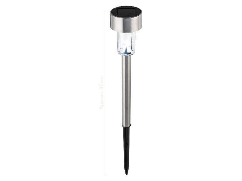 Solární zahradní svítidlo z nerezové oceli s černým solárním panelem, vysoké cca 36 cm.