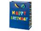 Modrá dárková taška k narozeninám s barevnými písmeny „HAPPY BIRTHDAY“.
