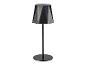 Černá geometrická stolní lampa s texturovaným povrchem a kulatou základnou.