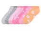 Sada ponožek: šedé pruhované, růžové s květinami.