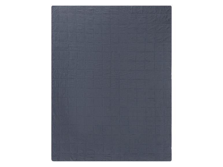 Tmavě modrá prošívaná deka, minimalistický styl.