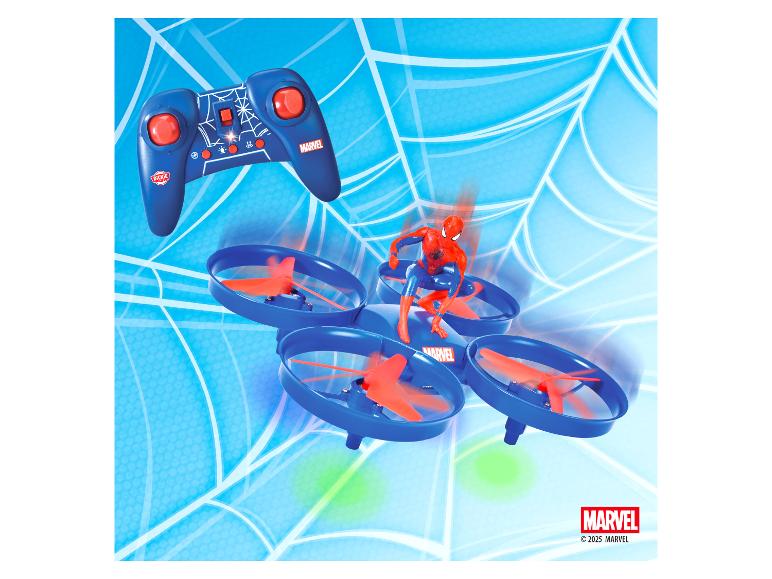 Dron Spider-Man s dálkovým ovládáním, na modrém pozadí s pavučinou.