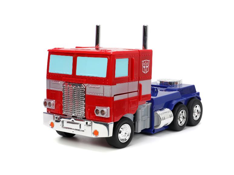 Hračka Optimus Prime, červený a modrý kamion, na bílém pozadí.