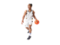 Muž s basketbalovým míčem v Kappa basketbalovém oblečení.